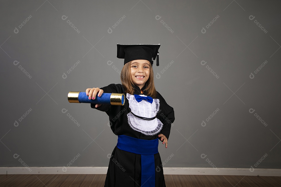 Menina feliz com beca e diploma nas mãos