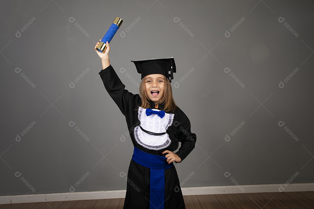 Menininha feliz com canudo de diploma nas mãos
