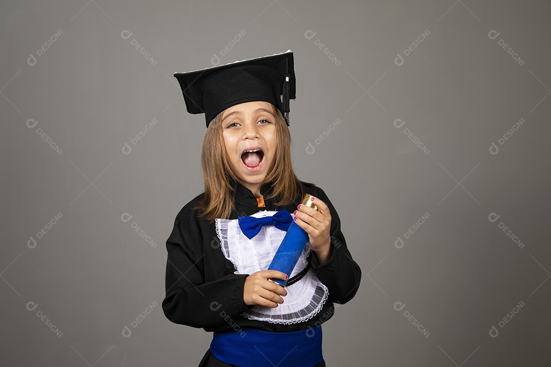 Menina fofa usando beca para formatura