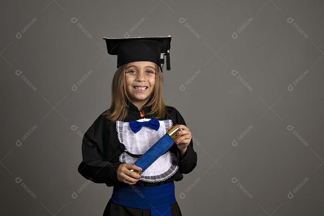 Linda menininha usando beca para formatura