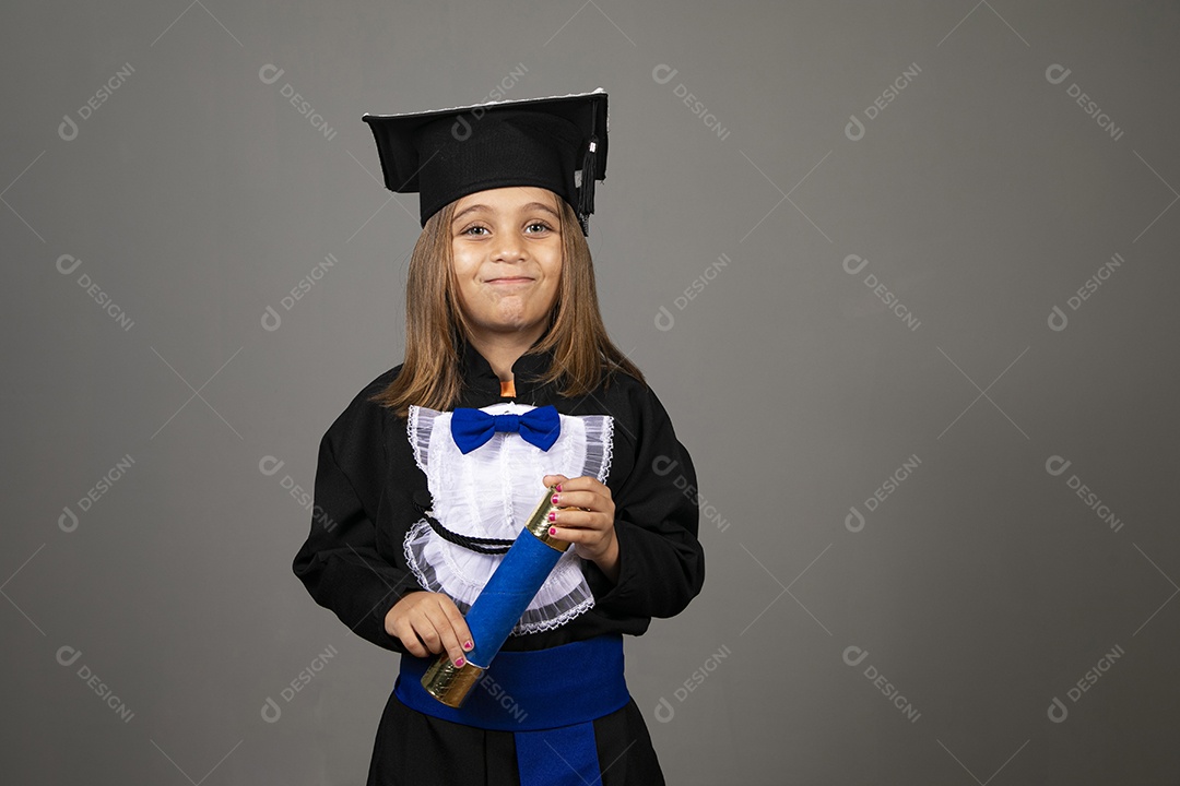 Garotinha feliz com diploma nas mãos formatura infantil