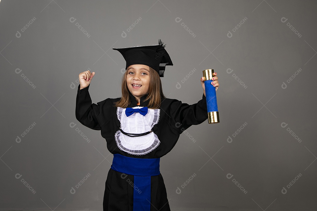 Uma linda menina com beca de formatura