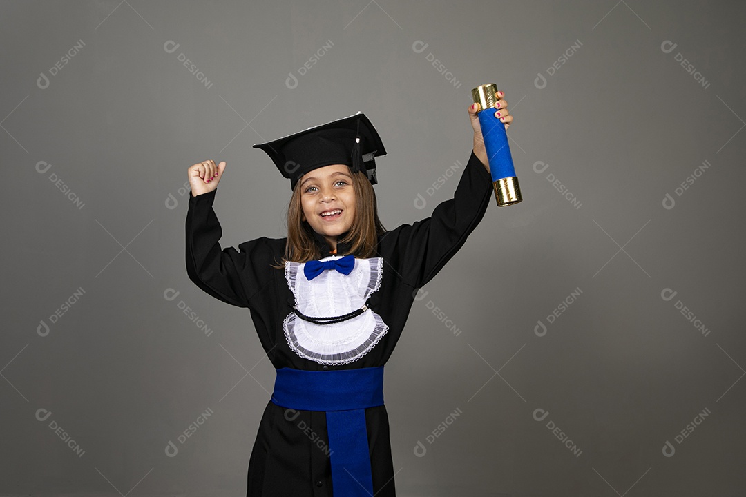 Linda menina usando beca em uma formatura