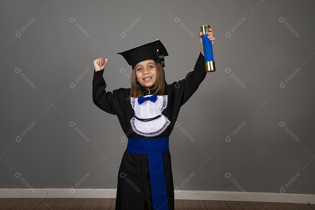 Garotinha linda com beca de formatura