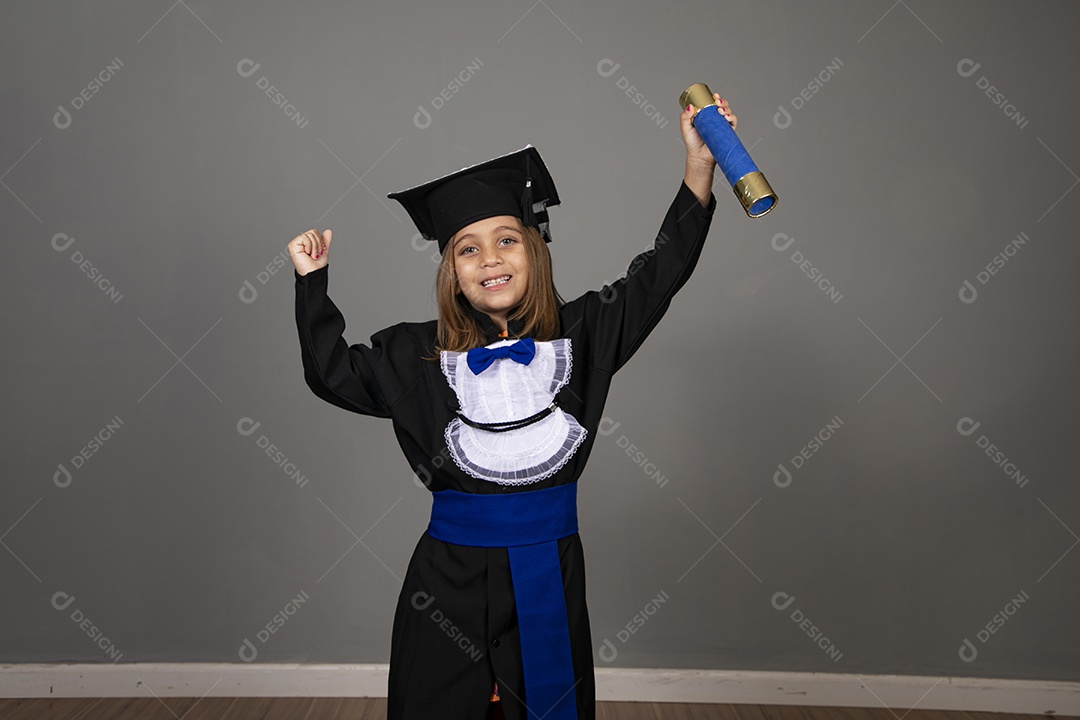Linda garota com beca em formatura infantil