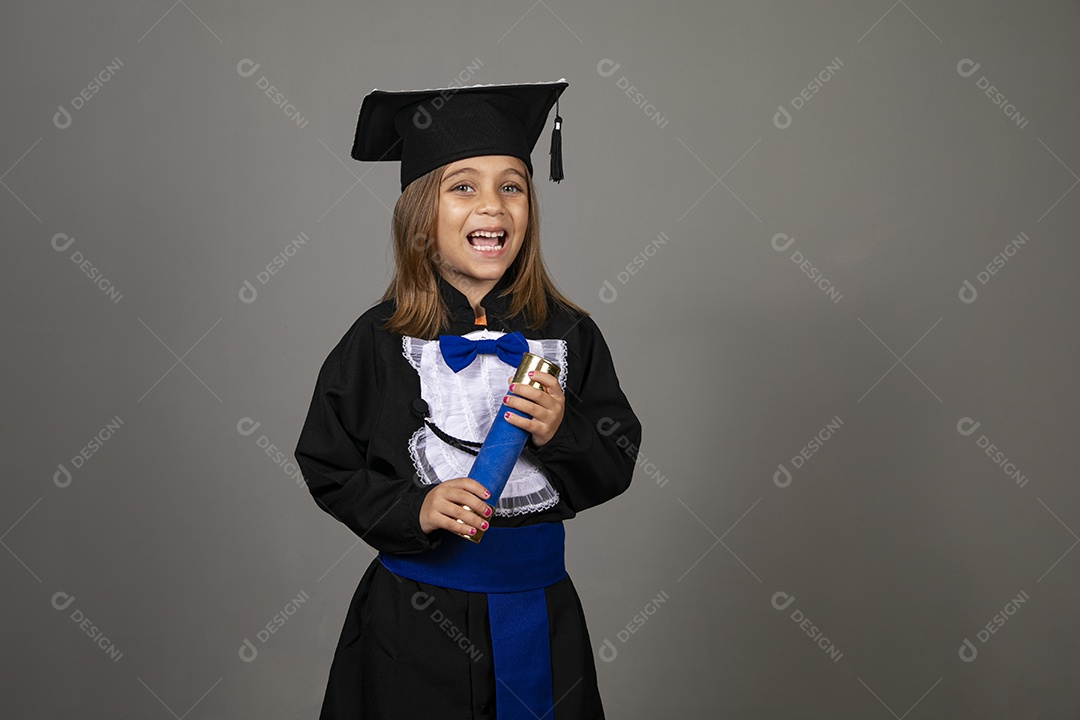 Uma linda garotinha com canudo de diplomanas mãos