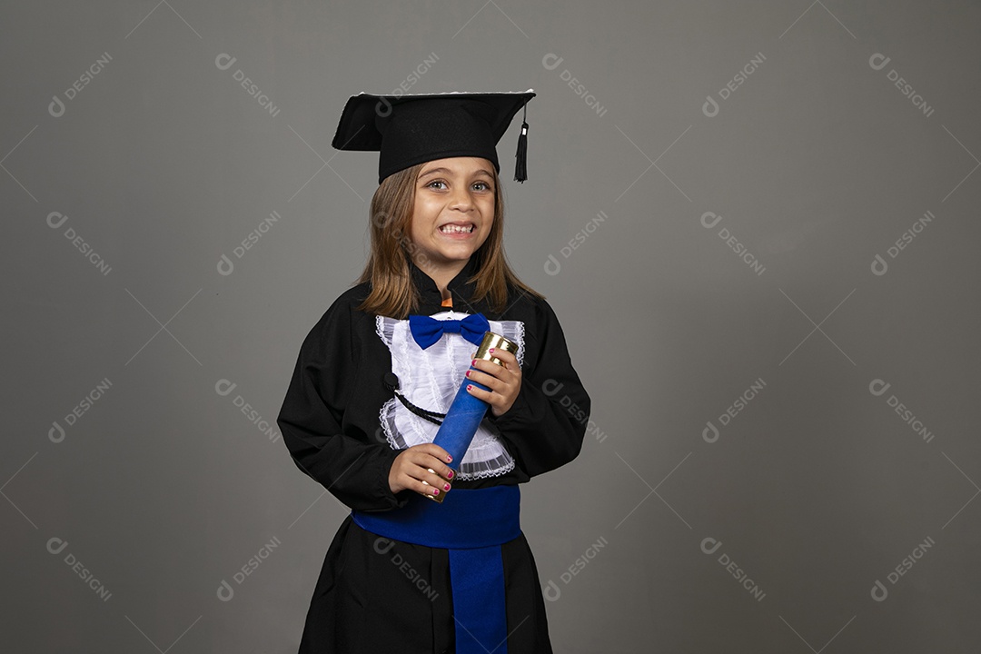 Linda menina com roupa de formatura