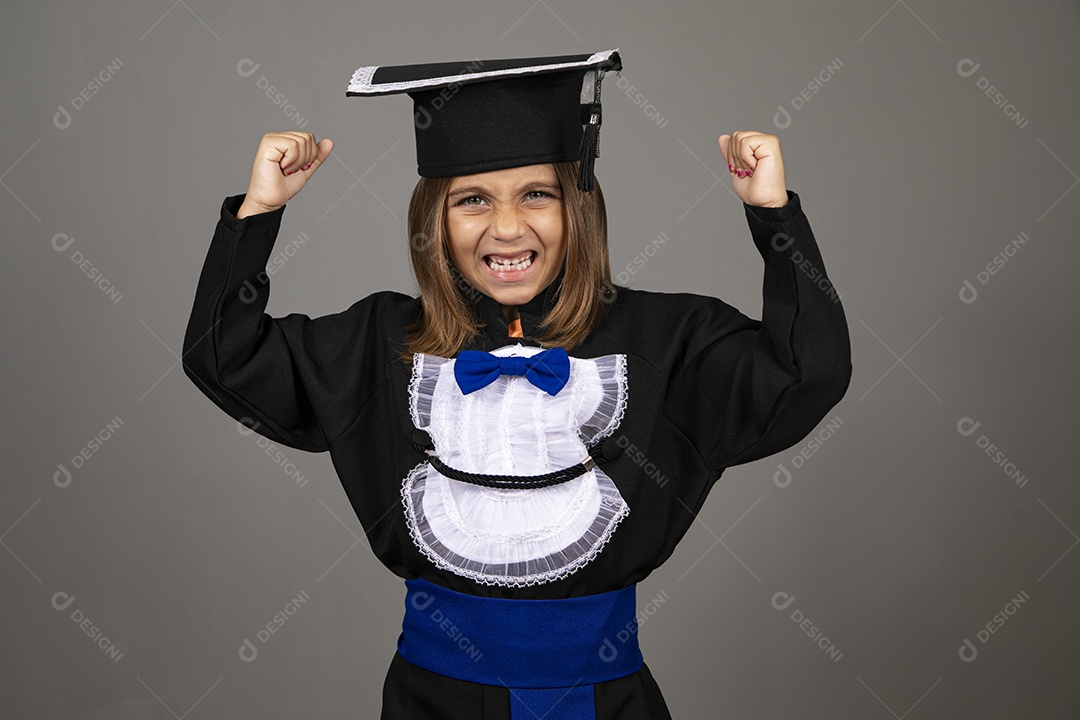 Linda menina em formatura infantil