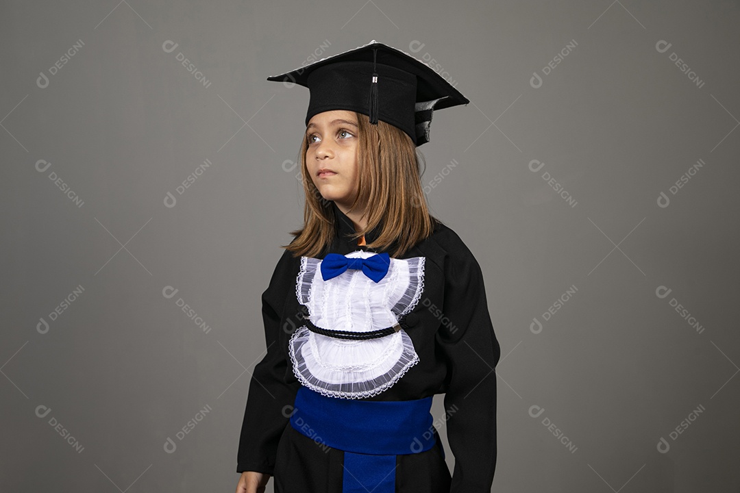 Linda menina com roupa de formatura