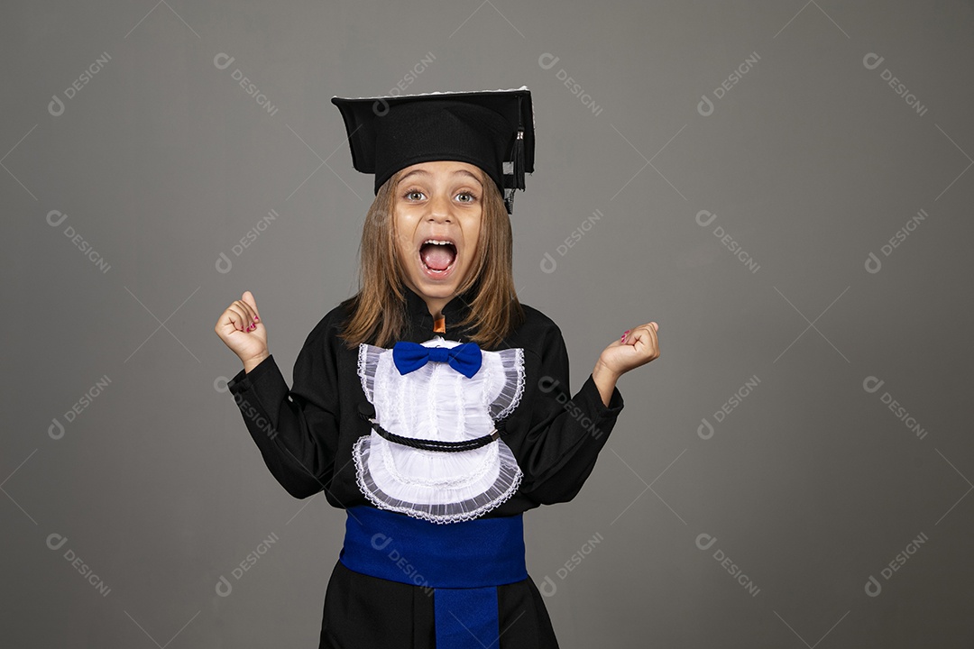 Uma linda garotinha formando em escolinha primária