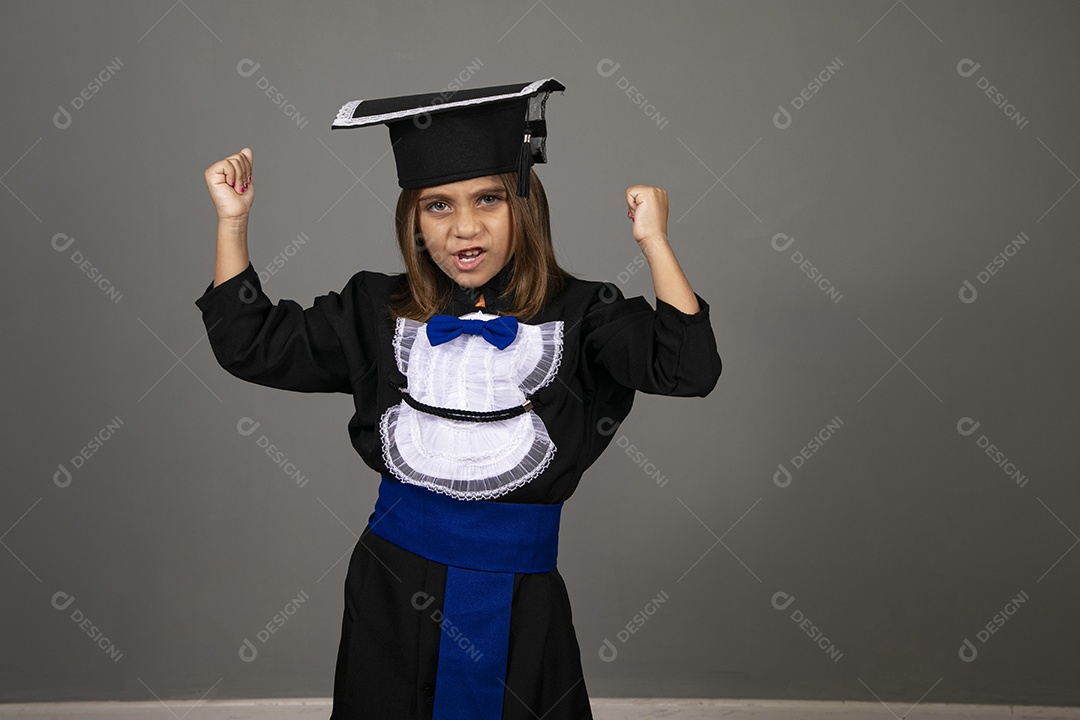Menina fofa com roupa de formatura