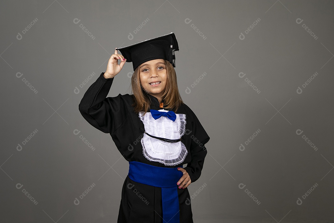 Uma linda garotinha com roupa de formatura