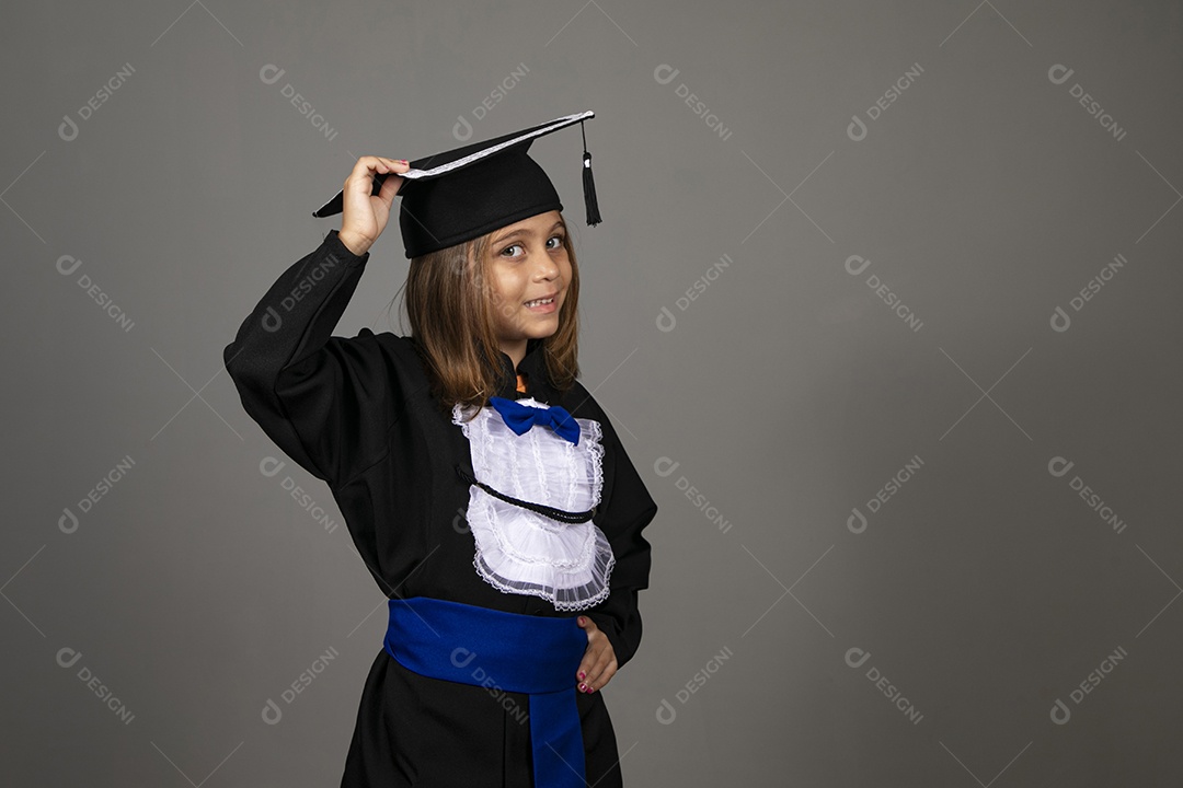 Uma linda menininha com roupa de formatura
