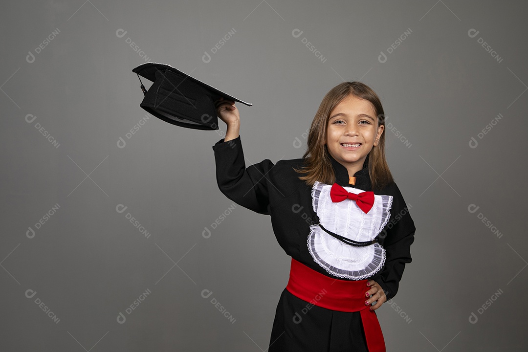 Menina linda segurando capelo com roupa de formatura