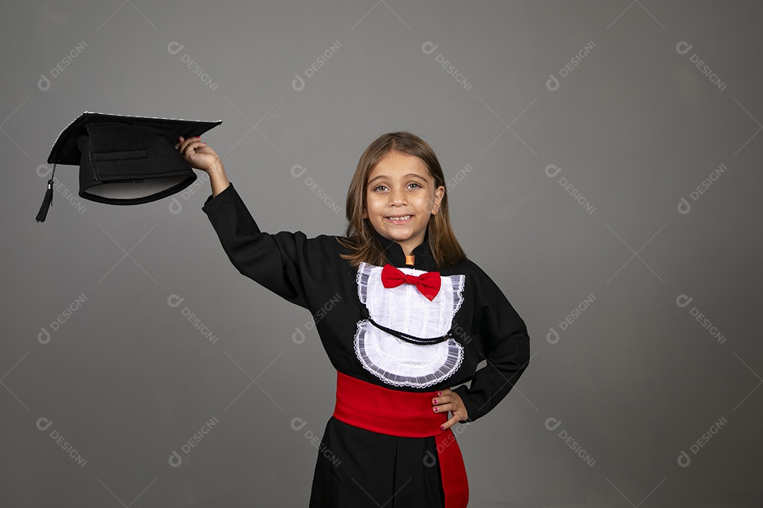 Linda menina com roupa de formatura