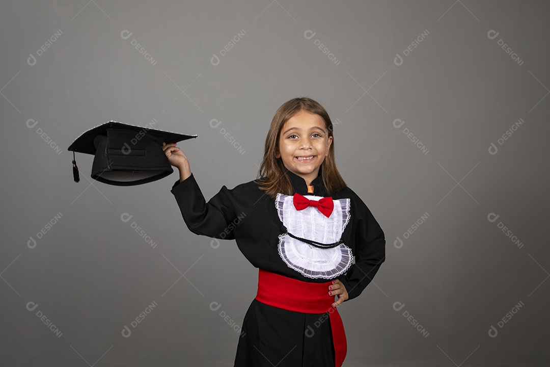 Menina linda usando beca para formatura infantil