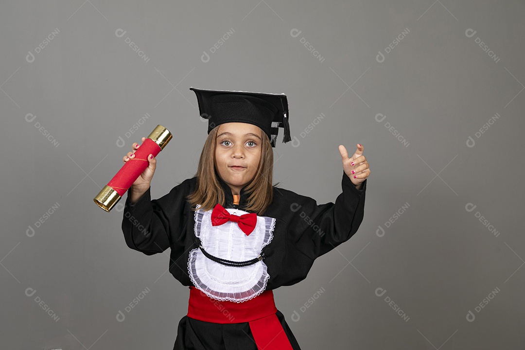 Menininha feliz com canudo de diploma nas mãos