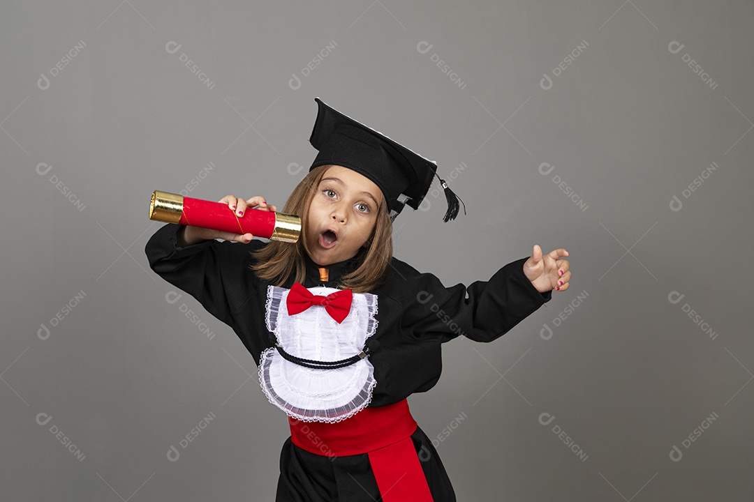 Menininha linda com roupa de formatura