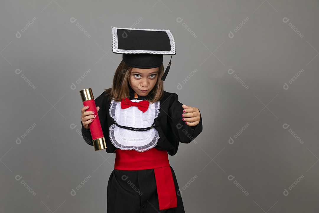 Garotinha fazendo pose com trajes de formatura