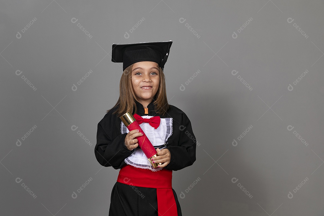 Garotinha linda com beca de formatura