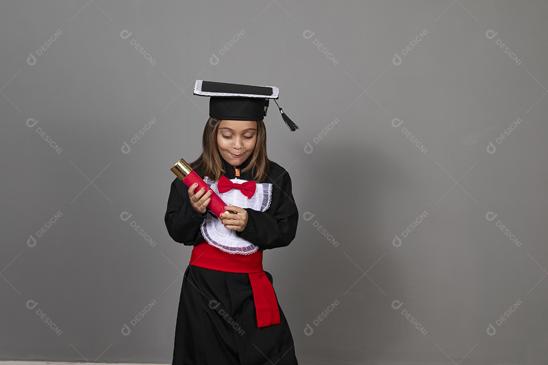 Linda garotinha com roupa de formatura