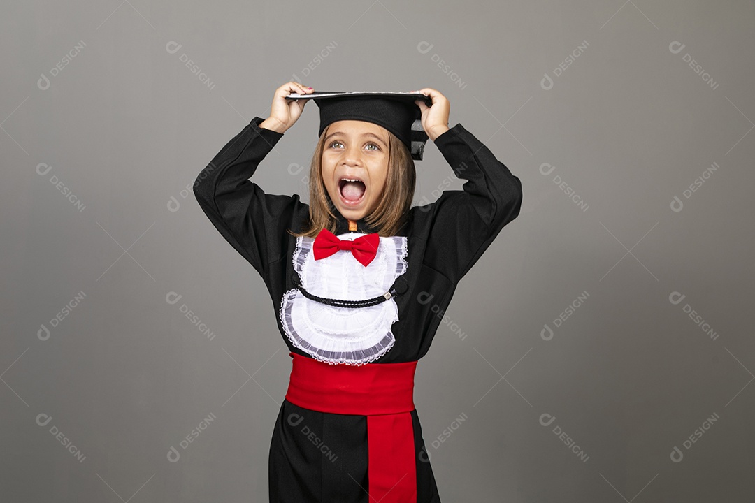 Linda menina com roupa de formatura