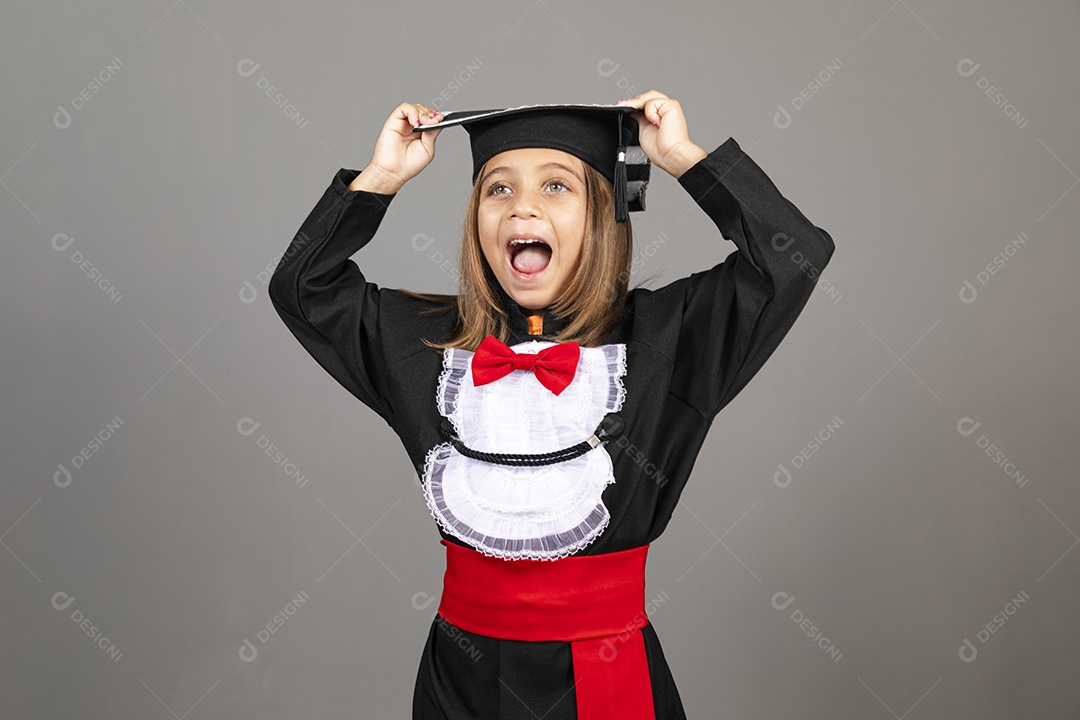 Menina feliz em formatura