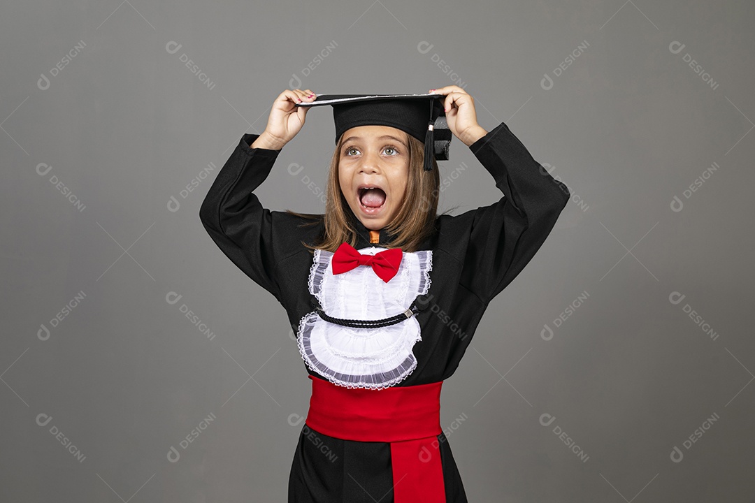 Menina feliz em formatura