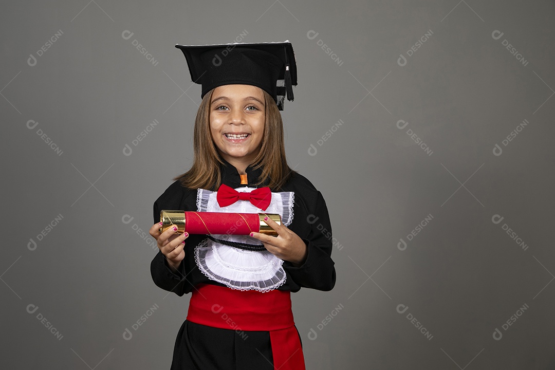 Linda menina com canudo de diploma e beca para formatura