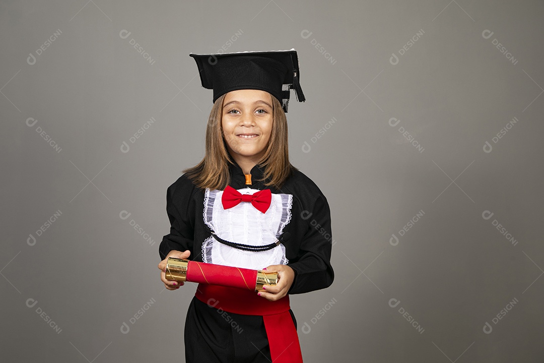 Linda menina com beca e canudo de diploma