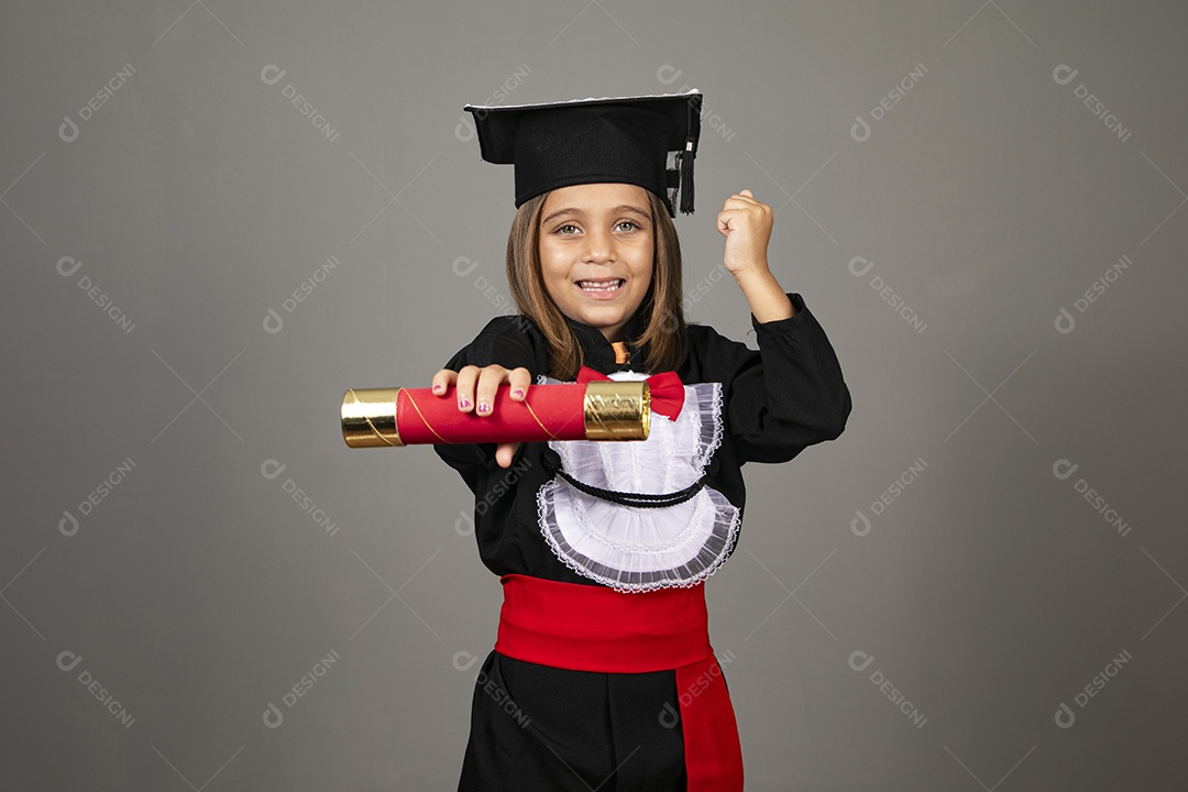 Criança liinda usando beca