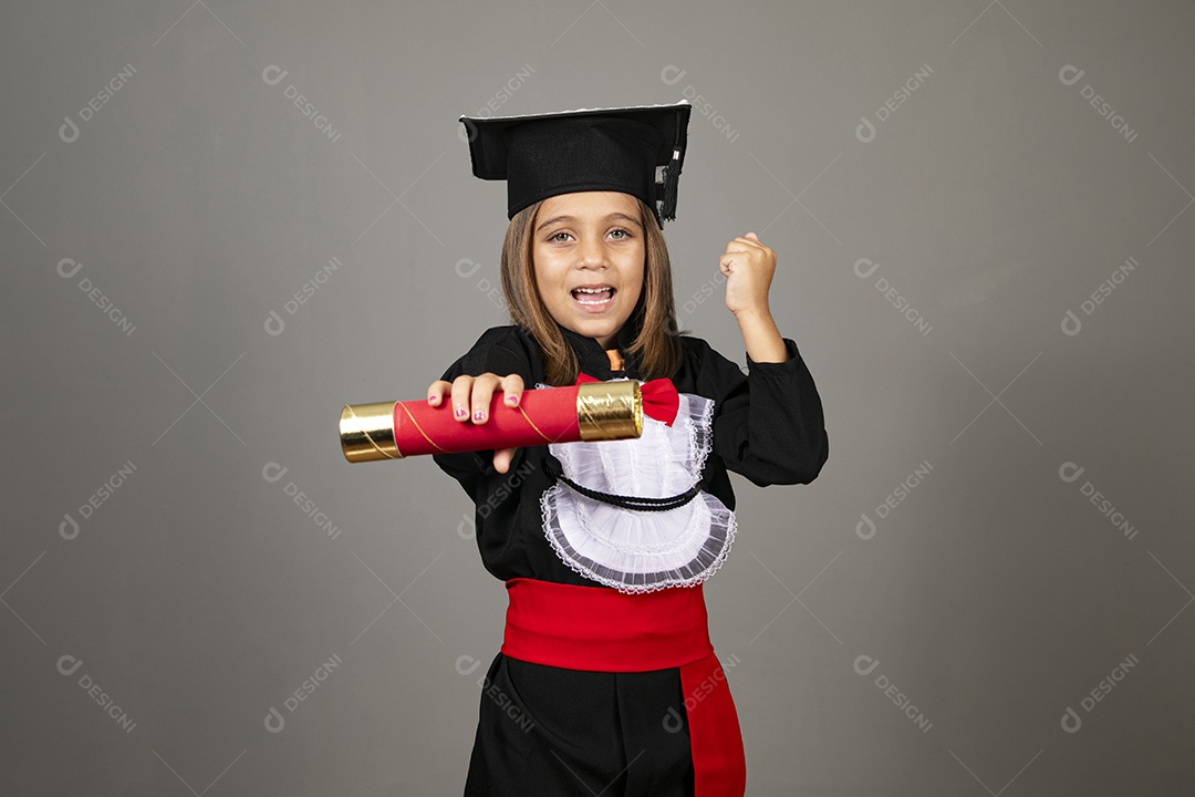 Menina linda usando beca para formatura infantil