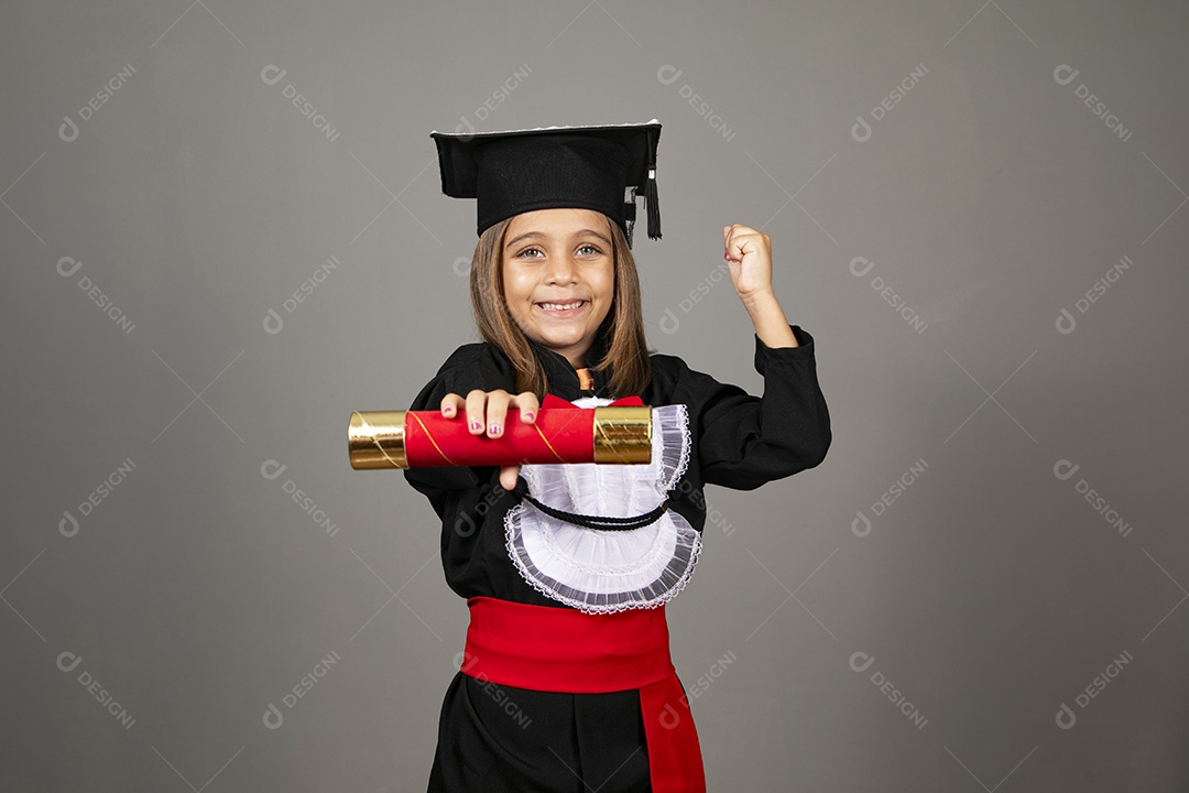 Linda garotinha usando beca de formatura