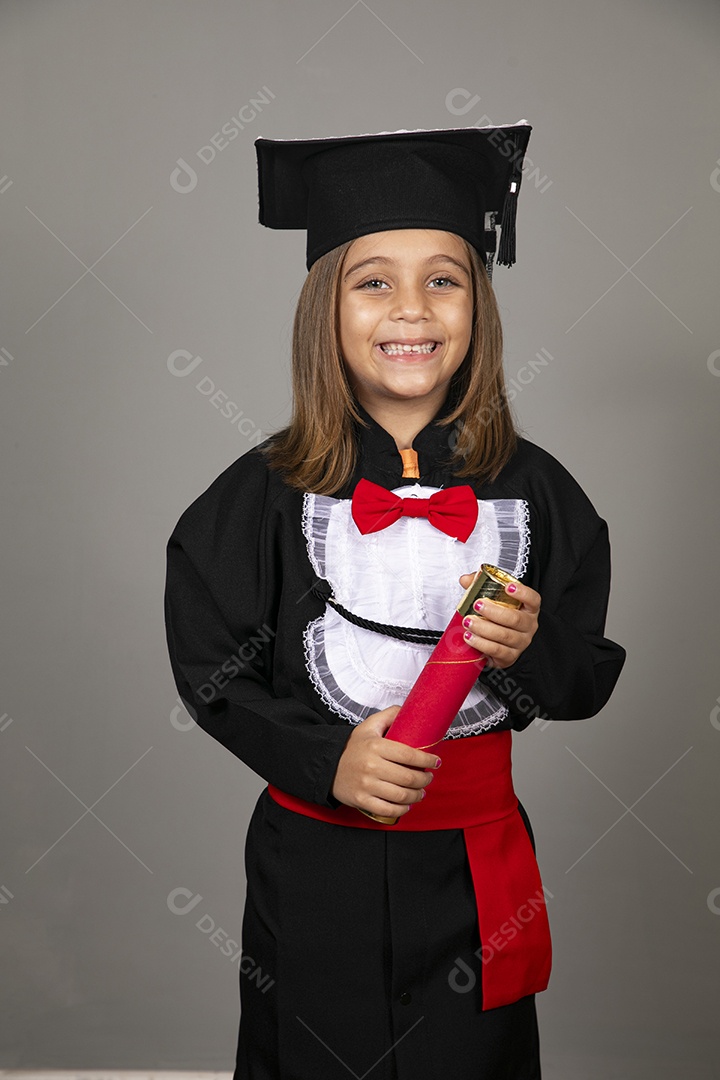 Menina linda com roupa de formatura