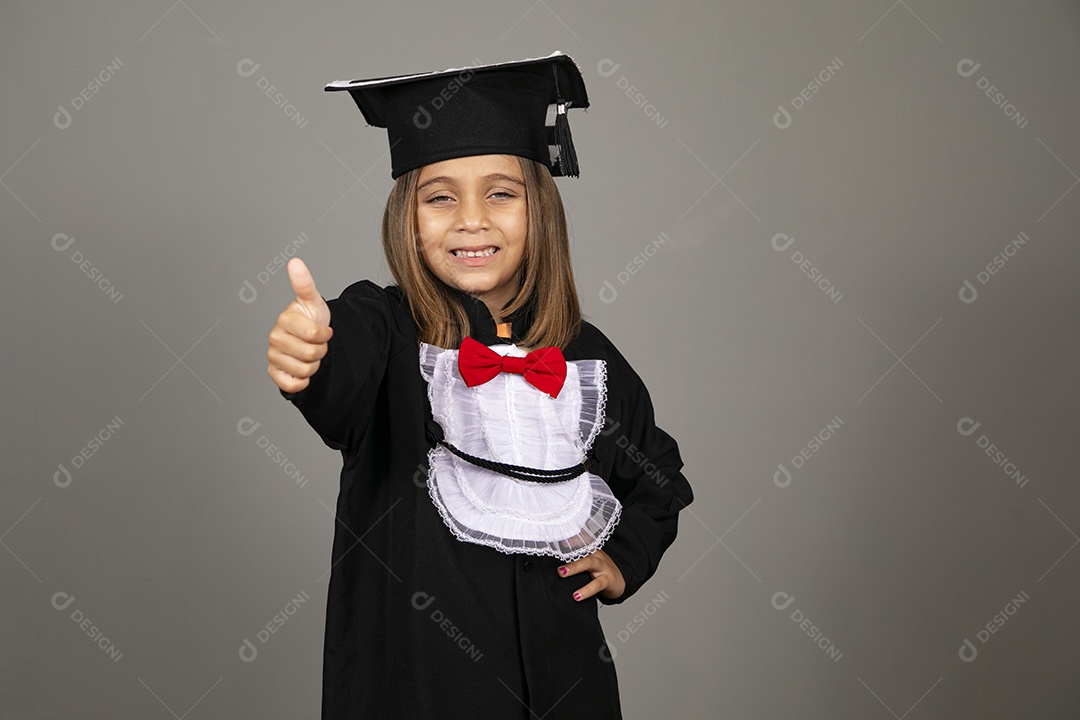 Linda menina usando beca em uma formatura