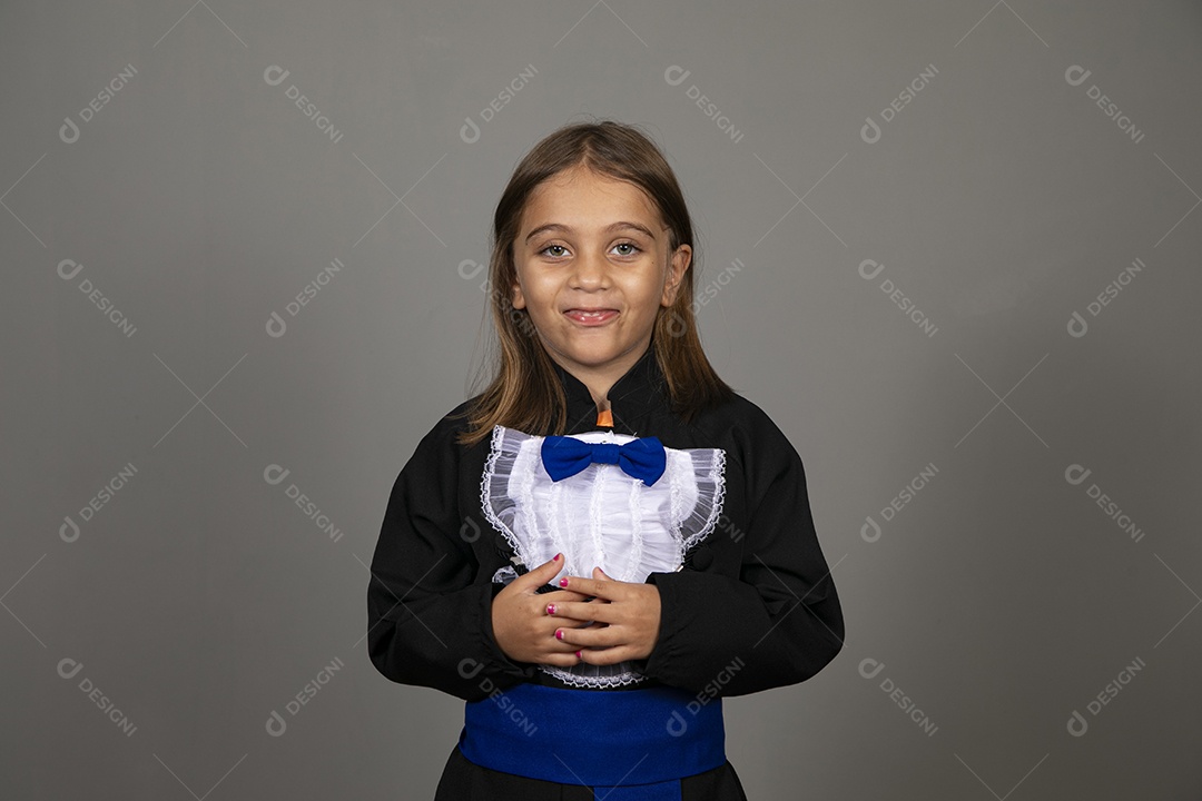 Linda menina de beca para formatura