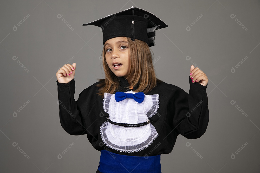 Linda menina com roupa de formatura