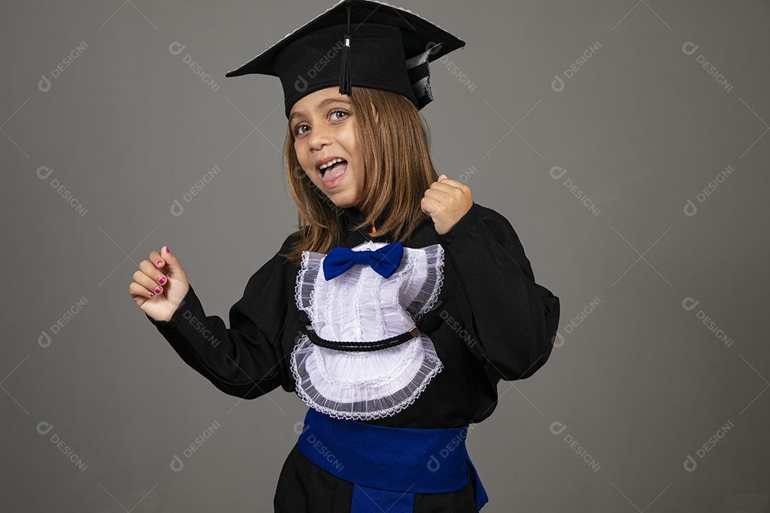 Menina fofa comemorando formatura