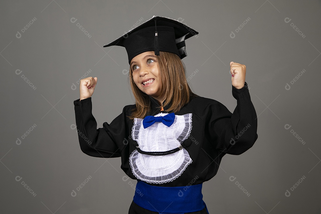 Linda menina usando roupa de formatura