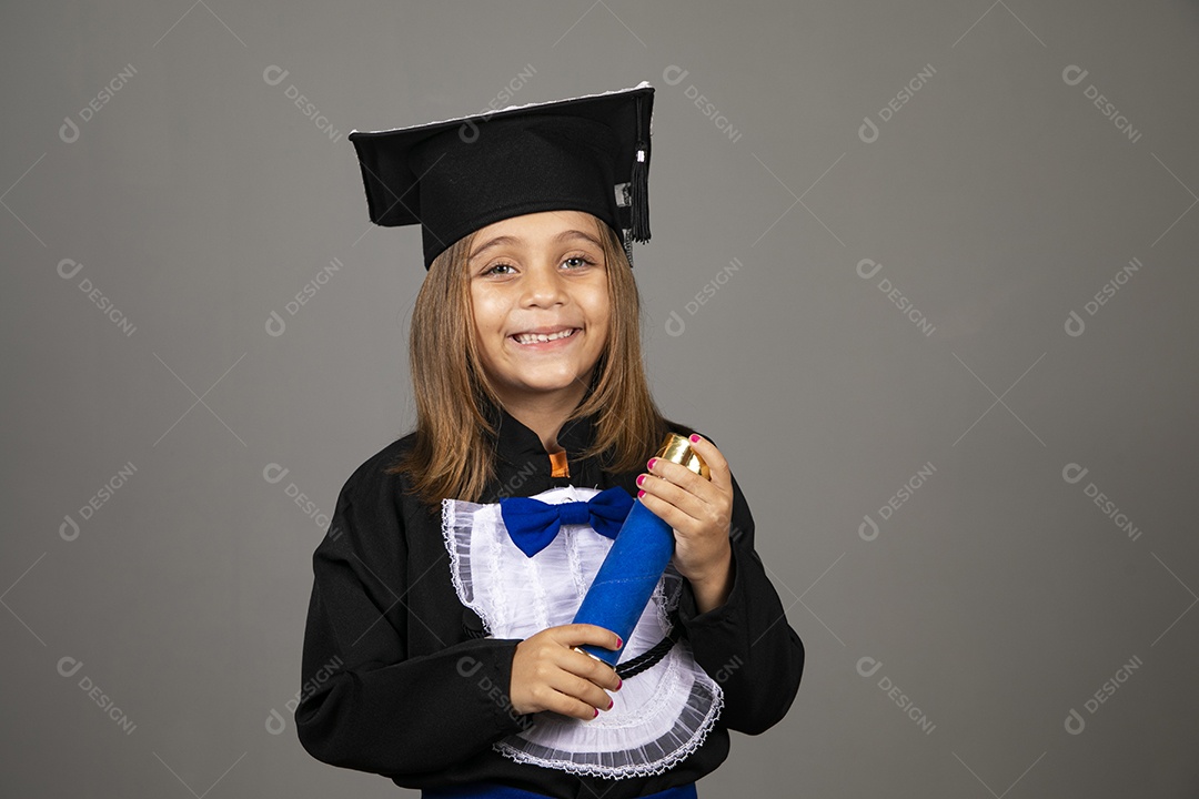 Menina fofa vestida com beca para formatura