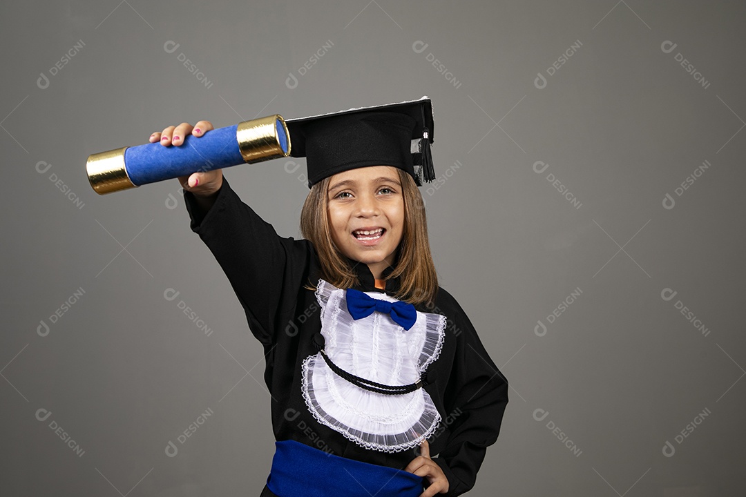Menina fofa e linda usando beca para formatura