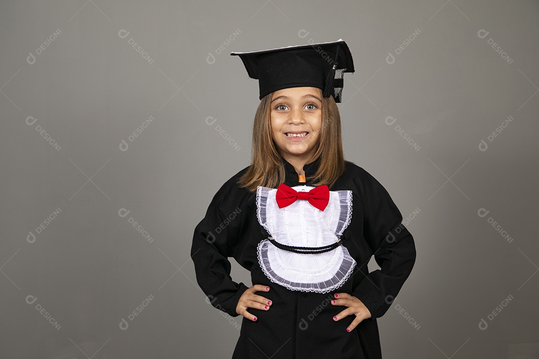 Linda garotinha usando beca de formatura