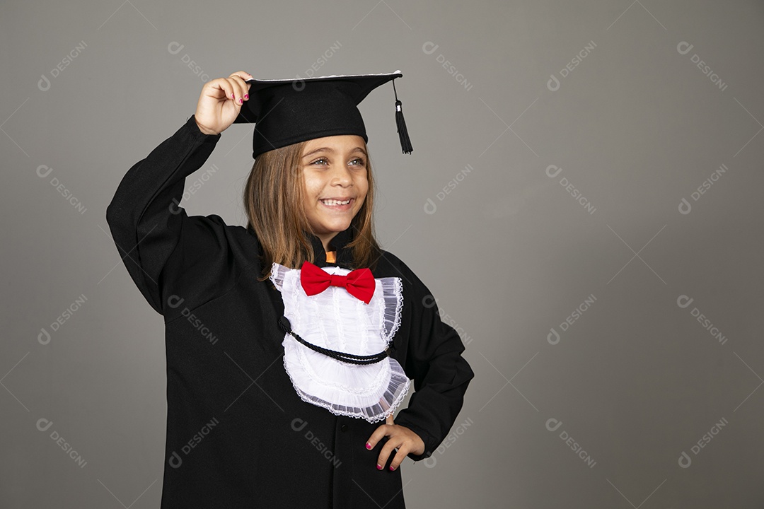 Linda garotinha usando beca de formatura