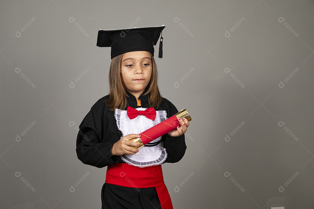 Linda garotinha de beca para formatura