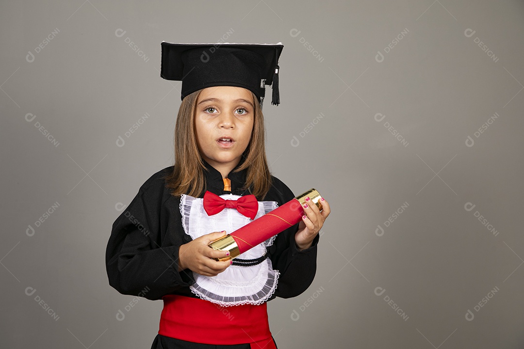 Menina fofa vestida com beca para formatura