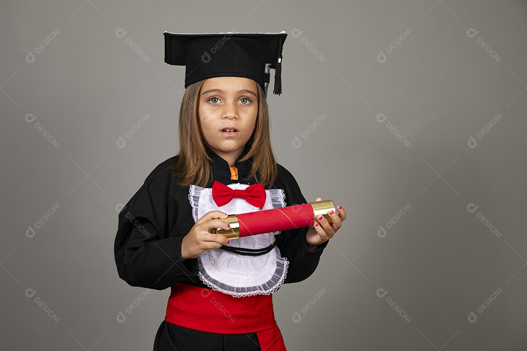 Menina fofa vestida com beca para formatura