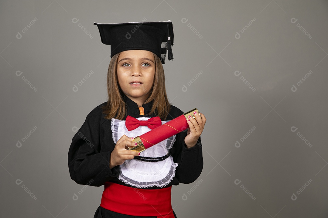 Menina linda usando beca para formatura infantil
