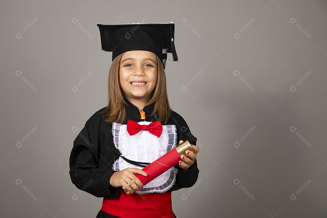 Menina linda usando beca para formatura infantil