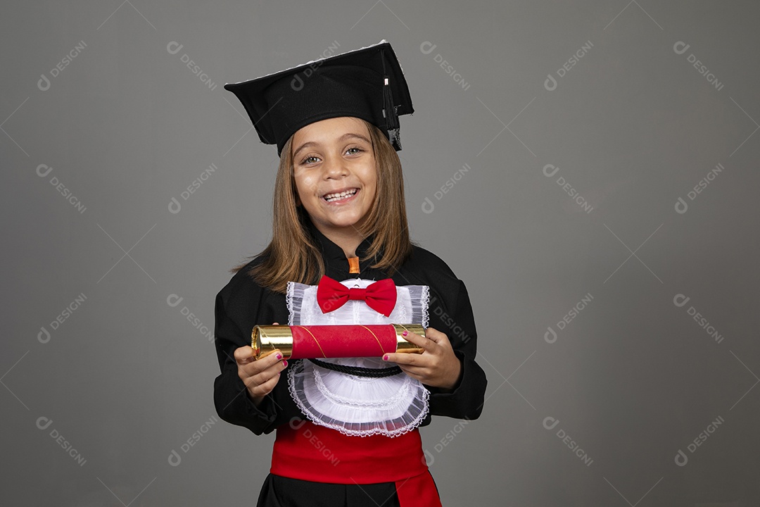 Menina fofa vestida com beca para formatura