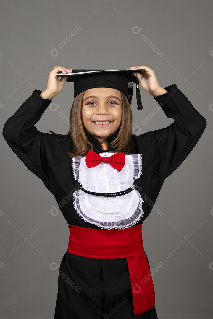 Linda menina em formatura infantil